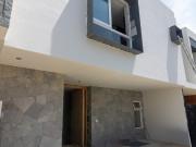 Casa en venta dentro de coto en Fraccionamiento Solares,...