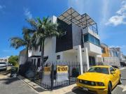 Casa en VENTA dentro de fraccionamiento cercano al...