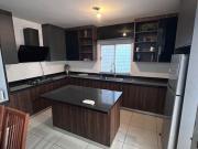 Casa en venta dentro de fraccionamiento privado con...