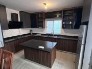 Casa en venta dentro de fraccionamiento privado con...