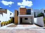 Casa en venta dentro de la Privada Porto Novo