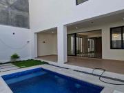 Casa en venta dentro de privada Residencial Encinos