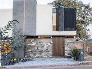 Casa en VENTA dentro del Fracc. Praderas de Altozano II,...
