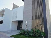 Casa en venta dentro del Residencial Puerta de Hierro...