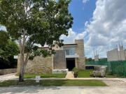Casa en venta dentro del Yucatán Country Club con vista...