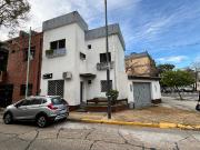 Casa en venta dividida en dos unidades en el barrio de...