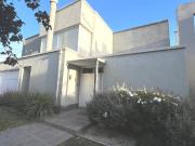 Casa en venta, dos plantas, 3 dormitorios, impecable!