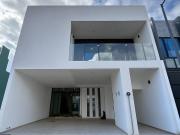 Casa en venta el Fracc. La Finca con recámara en planta baja