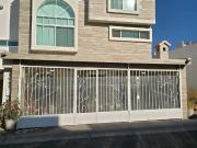 Casa en Venta el Refugio, 3 Plantas, 4 Recámaras, Roof...