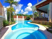 Casa con alberca y jacuzzi, techos altos, piso de...