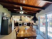 Casa en venta, tres dormitorios, cochera y parque Ringuelet