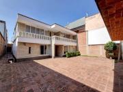 Casa en venta en a media calle de División del Norte,...