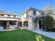 Casa en venta en Abril Club de Campo, 8 ambientes, pileta