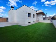Casa en venta en Albelda de Iregua. Unifamiliar recién...