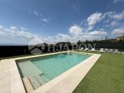 Casa en venta en Alella. Casa con piscina exterior y...