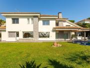 Casa en venta en Alella. Casa independiente en venta con...