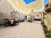 Casa en venta en Alhama de Granada. Gran casa con patio...
