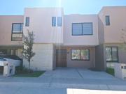 CASA EN VENTA EN ALTOS DEL MARQUES, A UN COSTADO DE EL...