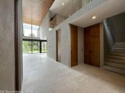 Casa en venta con cuarto y baño de servicio en Altozano...