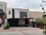 CASA EN VENTA EN ALTOZANO DENTRO DE CONDOMINIO ROCA
