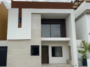 Casa en venta en Altozano, La Nueva Laguna 4 recámaras y...