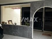 CASA EN VENTA EN AV URANO