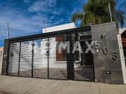 Casa en venta en avenida principal de la colonia Guillermina