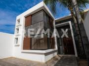 Casa en venta en avenida principal de la colonia...