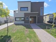 Casa en venta en B°C° San Pablo Pilar. 4 habitaciones...