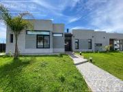 Casa en venta en Barrio Los Troncos en una planta con 3...