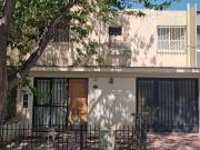 Casa en venta en barrio unimev sobre dr. Banting,...