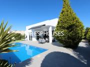 Casa en venta en Benijófar. Moderna villa independiente...