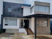 Casa en Venta en Bosque Esmeralda con Diseño Minimalista