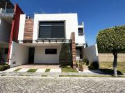 Casa en venta en Bosques de Zavaleta, con vestidor de...
