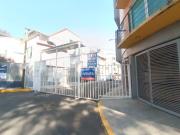 Casa en venta en Calle cerrada con portón eléctrico a...
