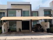 CASA EN VENTA EN CALLE CON VIGILANCIA EN CUMBRES DEL...