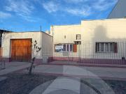Casa en venta en calle godoy cruz. Inmediaciones av...
