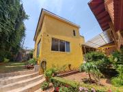 Casa en venta en calle principal Santa María, con...