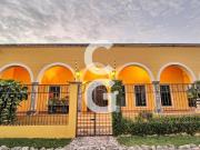 Casa en Venta en Cancun en Alamos I con Alberca y 3...