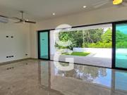 Casa en Venta en Cancun en Res. Lagos del Sol con...