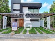 Casa en Venta en Cancún en Res. Vía Cumbres con Alberca...