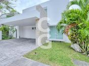 Casa en Venta en Cancún en Residencial Cumbres con...