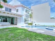 Casa en Venta en Cancún en Residencial Isla Dorada a Pie...