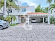 Casa en Venta en Cancún en Residencial Isla Dorada a Pie... Casa en Venta en Cancún en Residencial Isla Dorada a Pie...