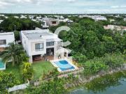 Casa en Venta en Cancún en Residencial Lagos del sol a...