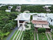 Casa en Venta en Cancún en Residencial Lagos del sol a...