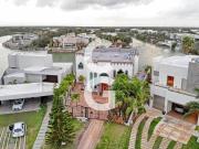 Casa en Venta en Cancún en Residencial Lagos del sol a...