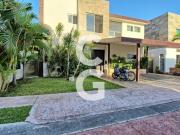 Casa en Venta en Cancún en Residencial Lagos del Sol con...