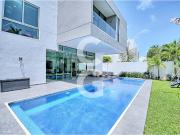 Casa en Venta en Cancún en Residencial Lagos del Sol con...