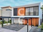 Casa en Venta en Cancún en Residencial Lagos del sol con...